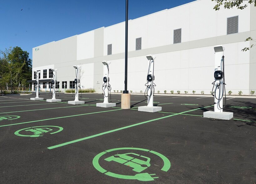 395 Elizabeth Ave, Somerset, NJ à louer - Photo du bâtiment - Image 3 de 16