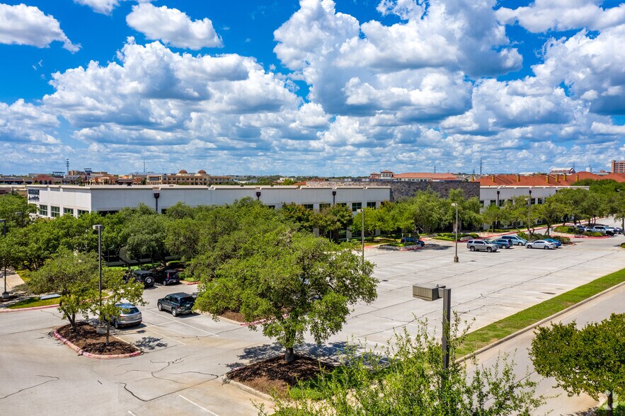 211 N Loop 1604 E, San Antonio, TX à louer - Photo du bâtiment - Image 2 de 21