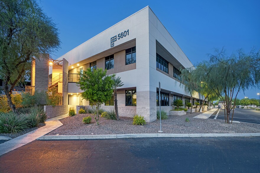 5605 W Eugie Ave, Glendale, AZ à louer - Photo du bâtiment - Image 2 de 5