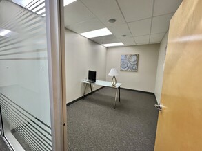 28368 Constellation Rd, Valencia, CA à louer Photo intérieure- Image 1 de 3