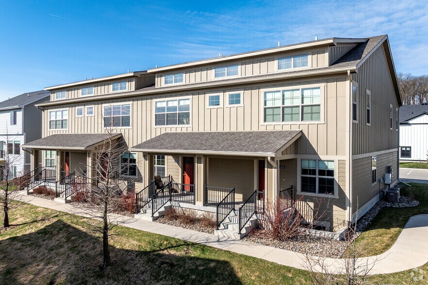 10049 Stark Dr, West Des Moines, IA à vendre - Photo du bâtiment - Image 3 de 5