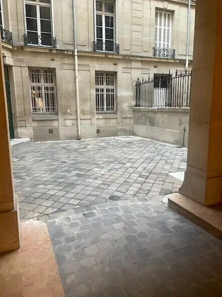 62 Rue François Ier, Paris for lease - Building Photo - Image 3 of 3