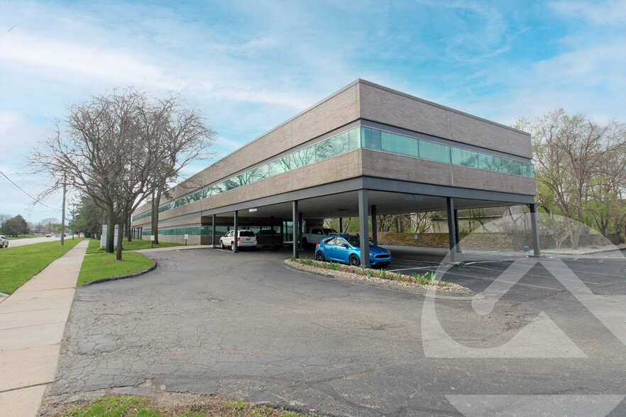 1133 E Maple Rd, Troy, MI à louer - Photo du bâtiment - Image 1 de 17