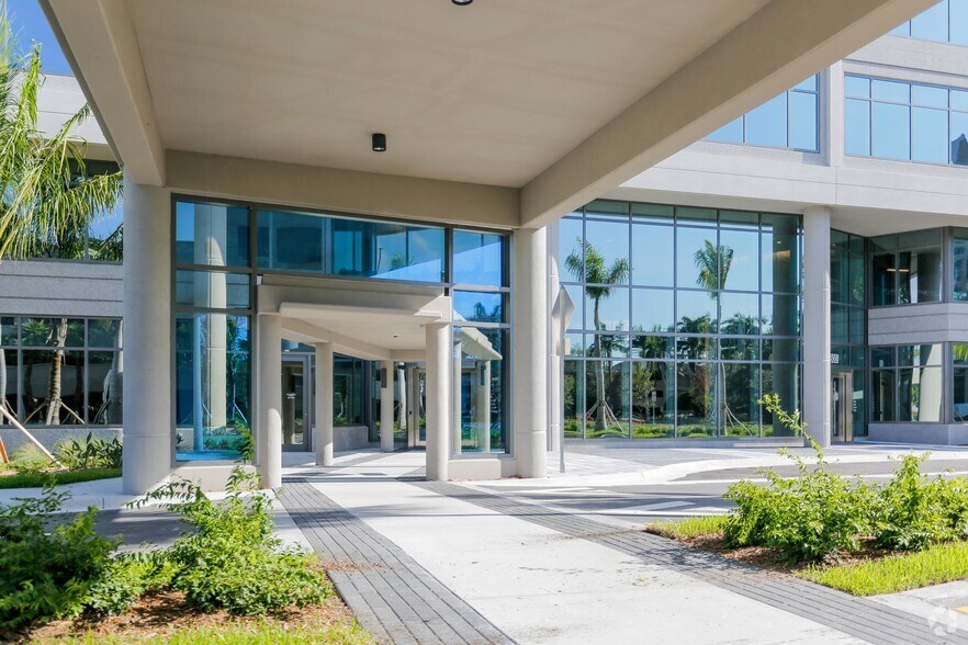 5200 Waterford District Dr, Miami, FL à louer - Photo du bâtiment - Image 2 de 22