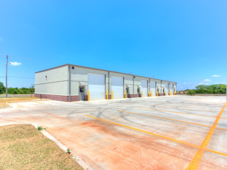 1800 W Tecumseh Rd, Norman, OK for lease - Building Photo - Image 3 of 10