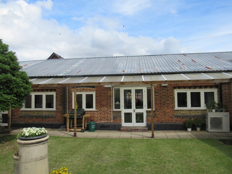 19 Camp Rd, Londres à louer - Photo du bâtiment - Image 1 de 3