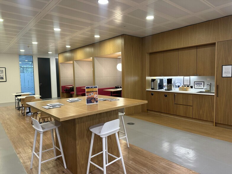 566 Chiswick High Rd, London for lease - Building Photo - Image 2 of 7