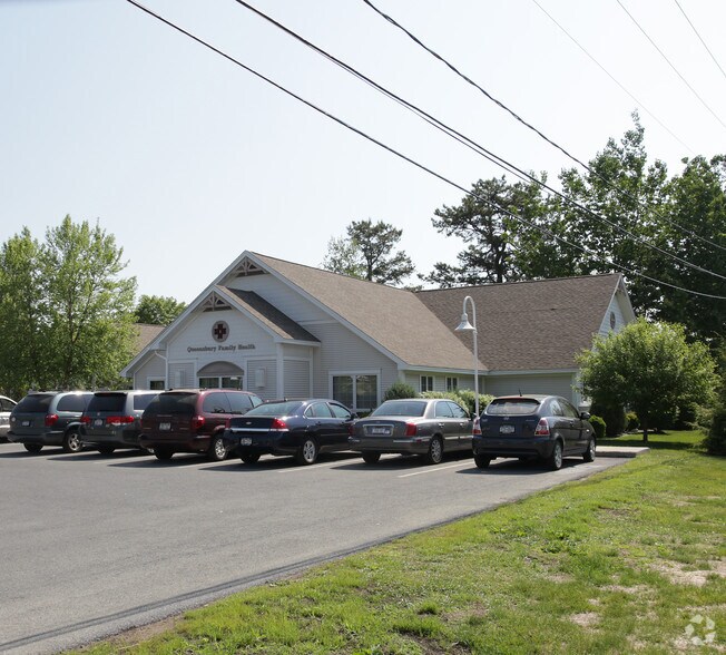 14 Manor Dr, Queensbury, NY à vendre - Photo du bâtiment - Image 2 de 9