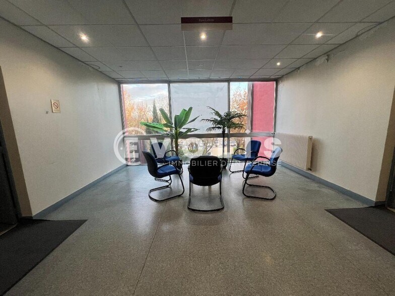 Flex in Croissy-Beaubourg for lease - Lobby - Image 1 of 8