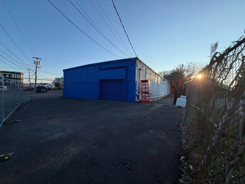 553-555 Center Street Ext, Bridgeport, CT à vendre - Photo du bâtiment - Image 3 de 22