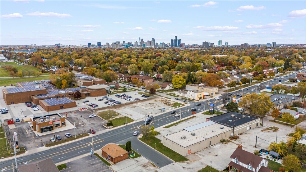 2410-12-16-2488 Tecumseh W Rd, Windsor, ON à vendre - Photo du bâtiment - Image 2 de 11