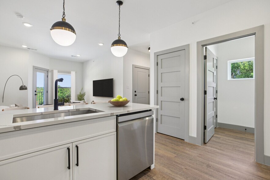 2450 Wickersham Ln, Austin, TX à vendre - Photo intérieure - Image 3 de 9