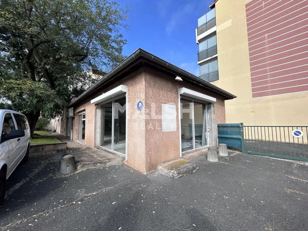 Retail in Villefranche-sur-Saône for lease Building Photo- Image 1 of 5
