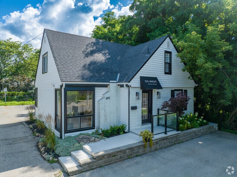 691 Brant St, Burlington, ON for sale - Primary Photo - Image 1 of 1