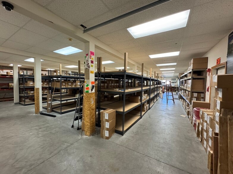 210-212 Beaver Brook Canyon Rd, Evergreen, CO for sale - Interior Photo - Image 2 of 15