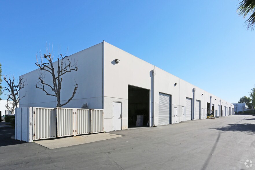 1300 Pioneer St, Brea, CA à louer - Photo du bâtiment - Image 2 de 7