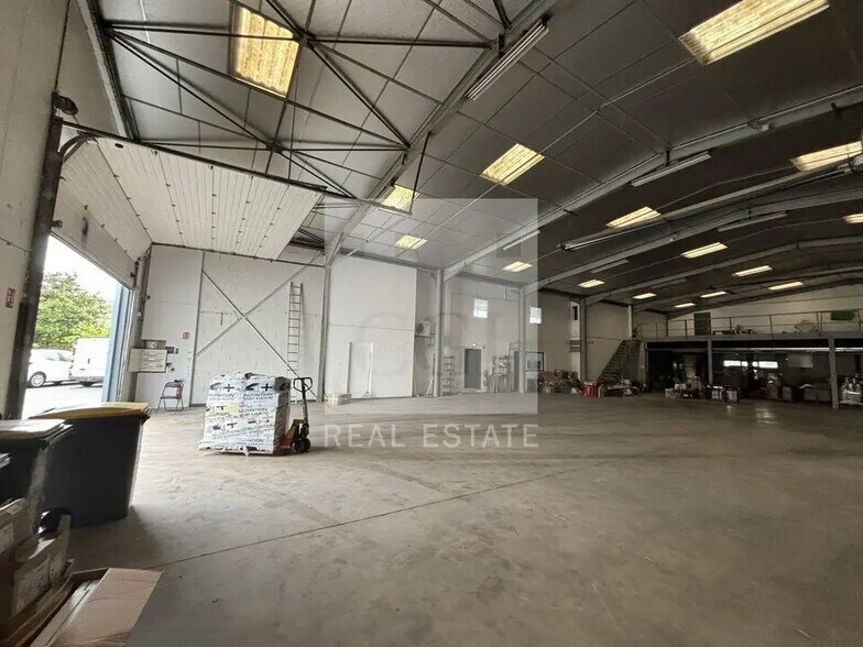 Office in Civrieux-d'Azergues for lease - Building Photo - Image 3 of 12