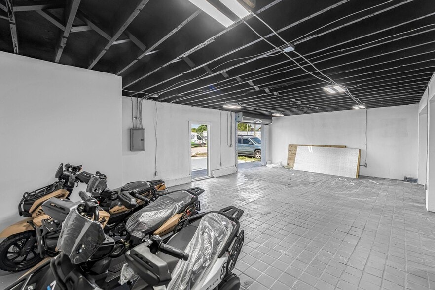 3705 NW 35th Ave, Miami, FL for lease - Building Photo - Image 3 of 17