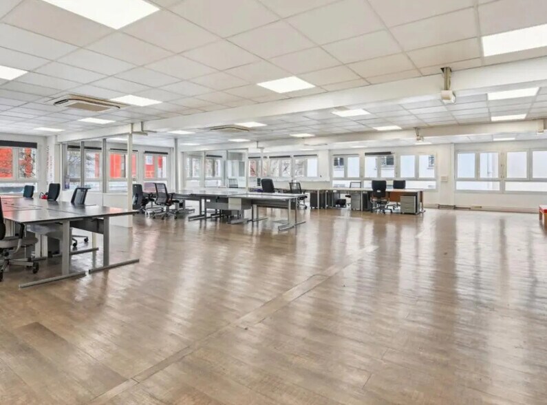 Bureau dans Saint-Ouen-sur-Seine à louer - Photo du bâtiment - Image 3 de 11