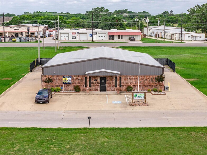 1208 N Industrial Blvd, Pilot Point, TX à vendre - Photo du bâtiment - Image 2 de 17