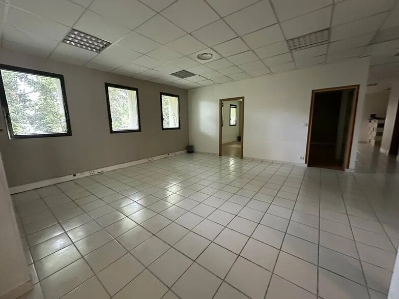 Office in Avignon for lease - Interior Photo - Image 2 of 12