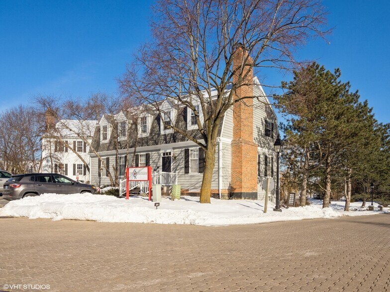 1600 W Colonial Pky, Inverness, IL à louer - Photo du bâtiment - Image 1 de 12