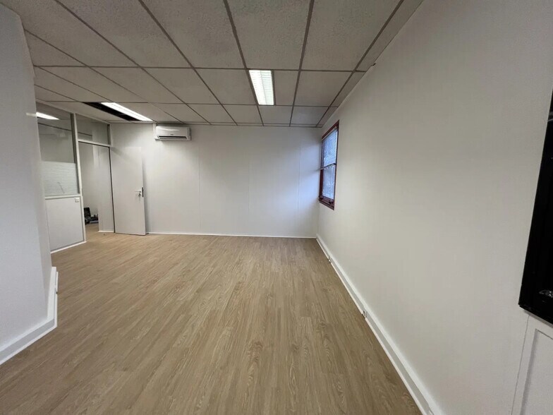 Office in Saint-Denis for lease - Interior Photo - Image 1 of 5
