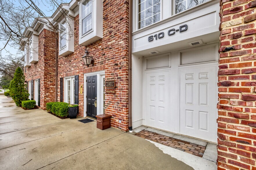 610 W Roosevelt Rd, Wheaton, IL à louer - Photo du bâtiment - Image 2 de 6