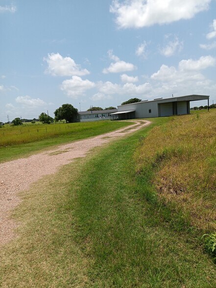 490 Adcock Ranch Rd, Victoria, TX à vendre - Photo du bâtiment - Image 2 de 4