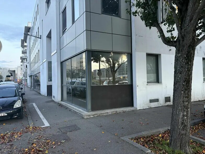 Retail in Vaulx-en-Velin for lease - Building Photo - Image 2 of 10