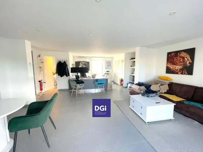 Office in Nîmes for lease Interior Photo- Image 1 of 8