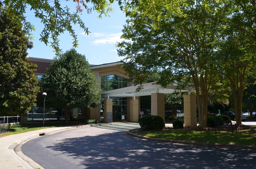 1505 SW Cary Pky, Cary, NC à louer - Photo du bâtiment - Image 2 de 10