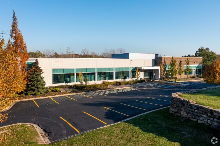46097 Commerce Center Drive, Plymouth, MI for lease - Building Photo - Image 2 of 7