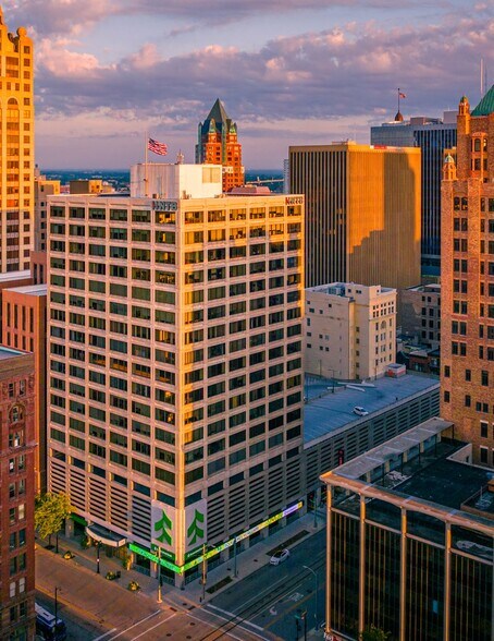 250 E Wisconsin Ave, Milwaukee, WI à louer - Photo du bâtiment - Image 3 de 24