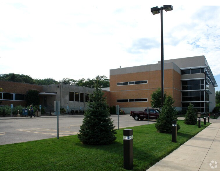 1 News Plz, Peoria, IL à louer - Photo du bâtiment - Image 2 de 9