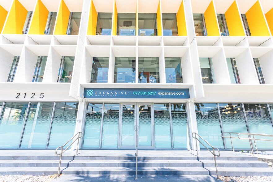2125 Biscayne Blvd, Miami, FL à louer - Photo du bâtiment - Image 3 de 19