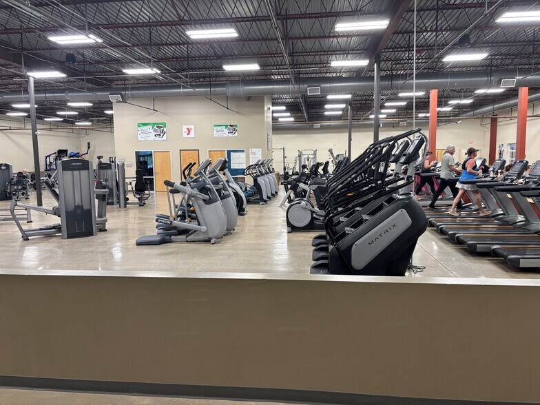 225 Henslee Dr, Dickson, TN à vendre - Photo du bâtiment - Image 3 de 6