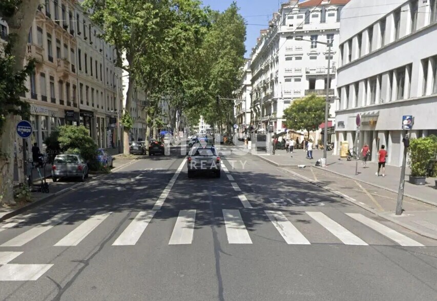 Retail in Lyon for lease - Building Photo - Image 1 of 3
