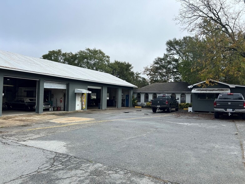 Auto Shop | 1020 N Davis & Bargain Rd portefeuille de 3 propriétés à vendre sur LoopNet.ca - Photo du bâtiment - Image 2 de 7