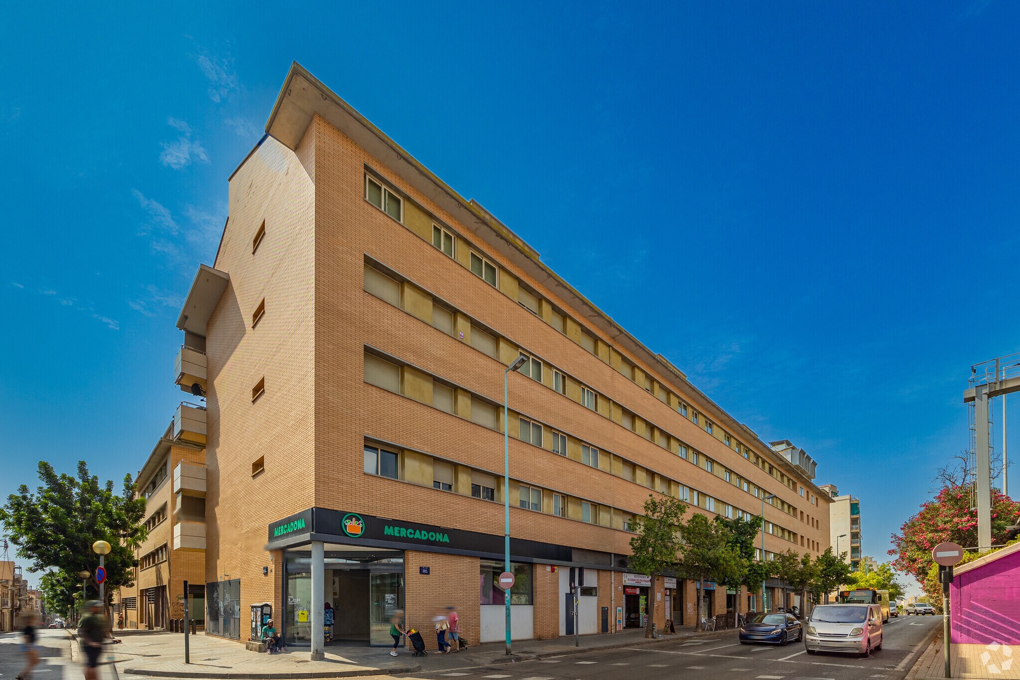 Carrer de Miquel Servet, 219, Badalona, Barcelona for sale Primary Photo- Image 1 of 3