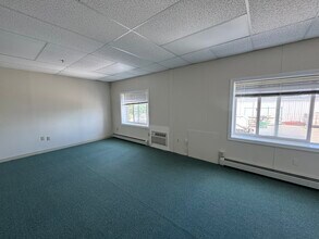 1676 E Main Rd, Portsmouth, RI for lease Interior Photo- Image 2 of 2