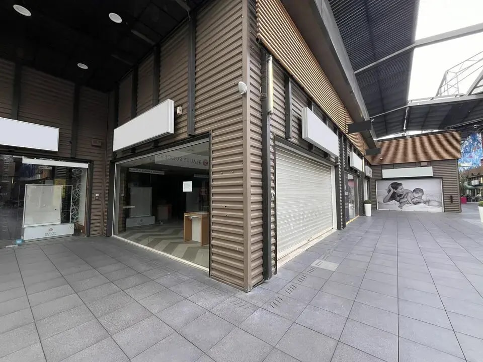 Retail in Marseille for lease Interior Photo- Image 1 of 6