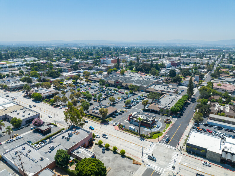 150-166 W Foothill Blvd, Monrovia, CA à vendre - Photo du bâtiment - Image 2 de 23