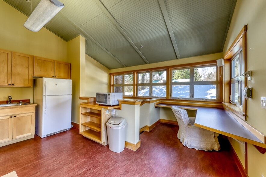 818 Madison Ave N, Bainbridge Island, WA for sale - Interior Photo - Image 2 of 3
