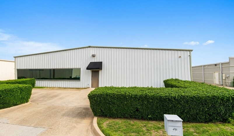 4750 Ratliff Ln, Addison, TX à louer - Photo du bâtiment - Image 2 de 3