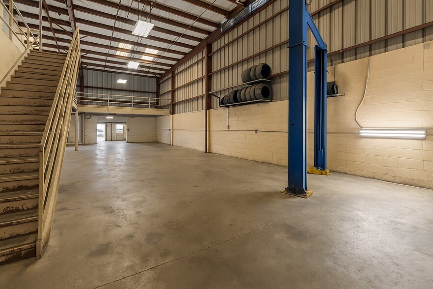 2559 Fowler St, Fort Myers, FL for lease - Building Photo - Image 3 of 25