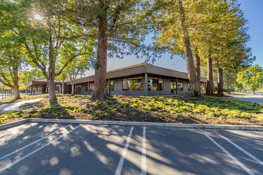 12900 Saratoga Ave, Saratoga, CA à louer - Photo du bâtiment - Image 1 de 4