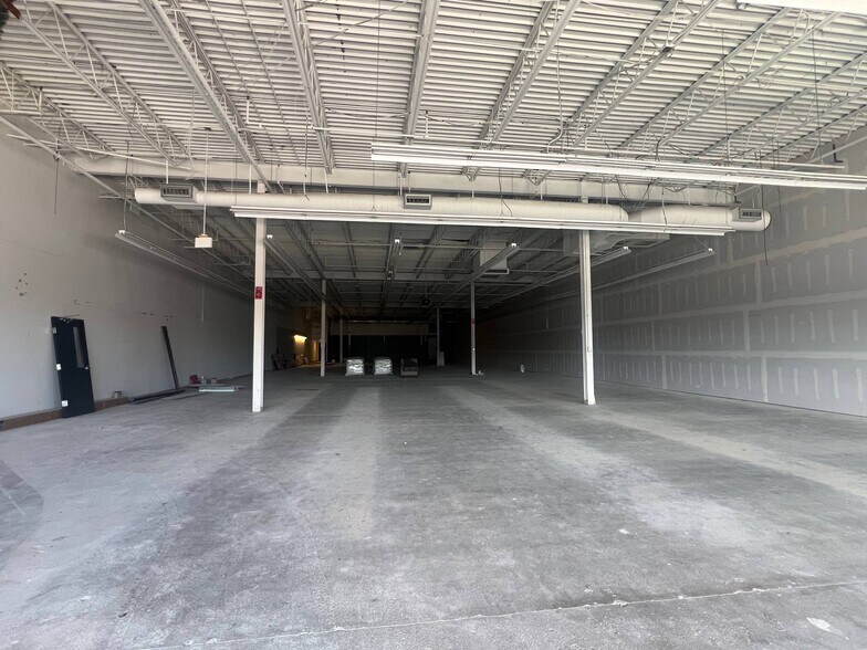 1709-1715 S Memorial Dr, New Castle, IN for lease - Building Photo - Image 3 of 9