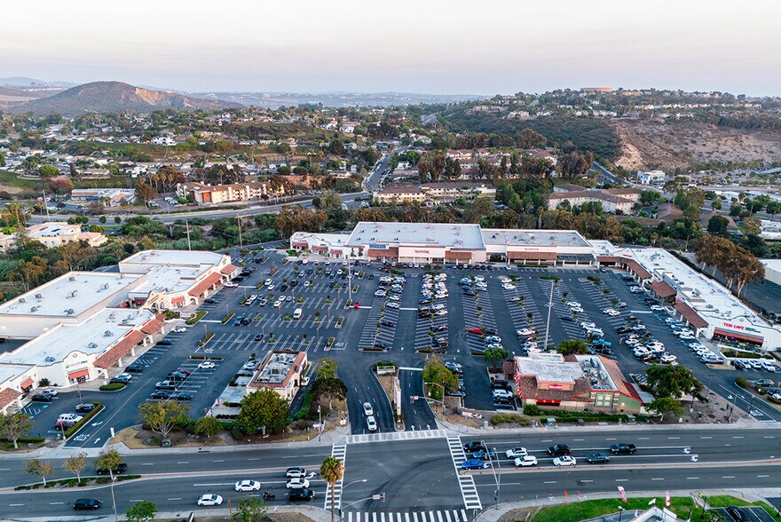 3807-3845 Plaza Dr, Oceanside, CA à louer - Photo du bâtiment - Image 1 de 11