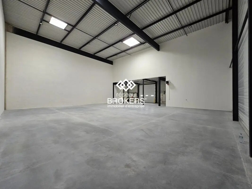 Industrial in Osny for lease Interior Photo- Image 1 of 9